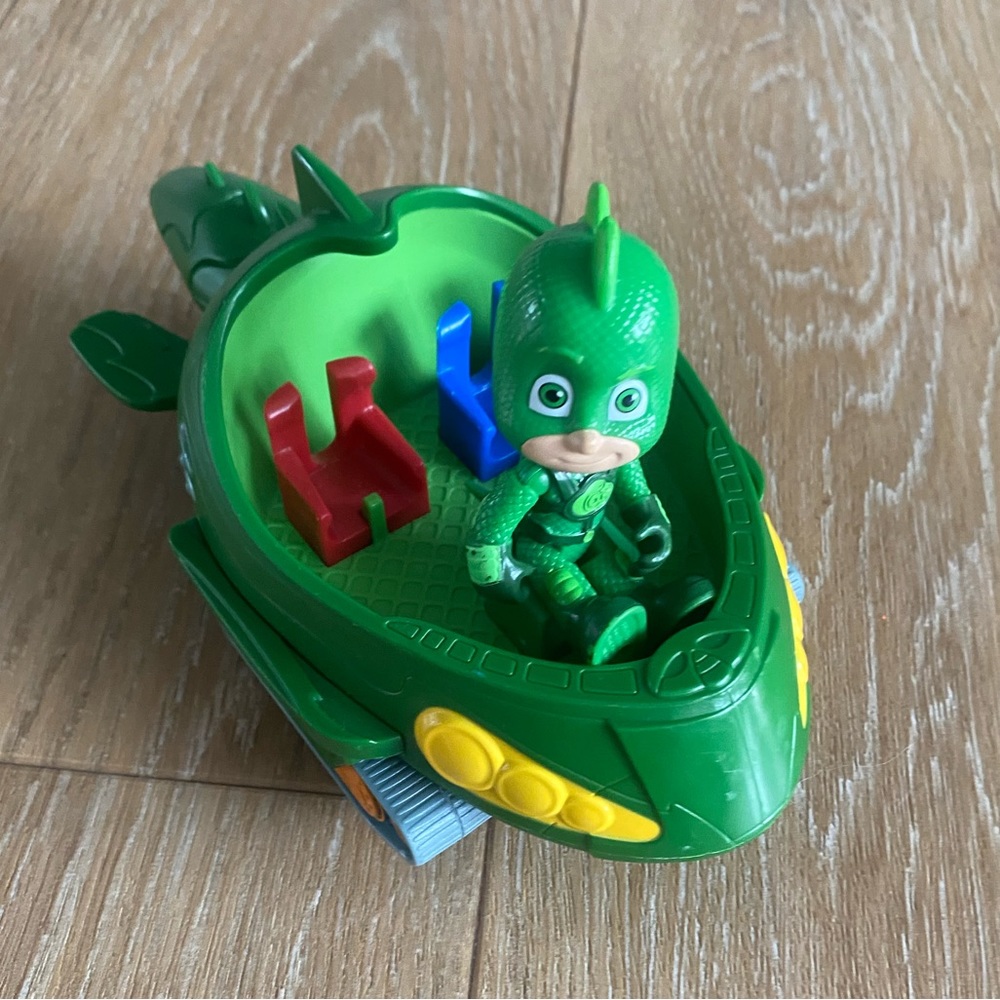 Kids on mask gekko and gekko Mobile.